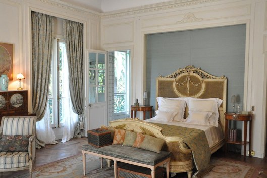 magic-in-the-moonlight-sets-08-mansion-guest-room.jpg